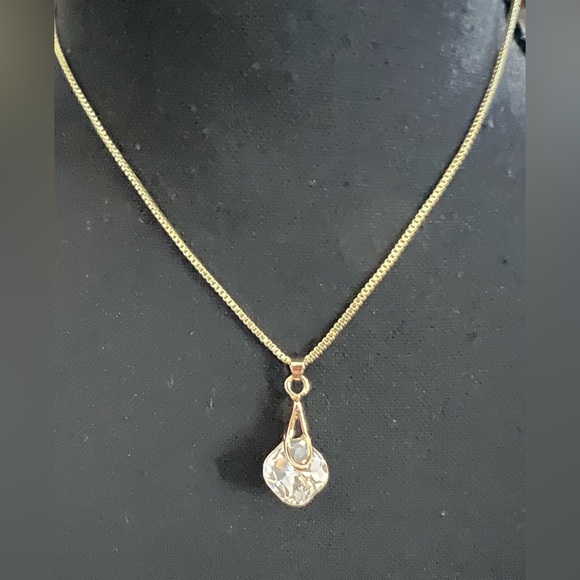 16” gold plated chain and pendant. - Picture 2 of 3